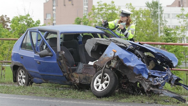 Nehoda dvou aut v evnick ulici v Praze na Zlin. (6. kvtna 2012)