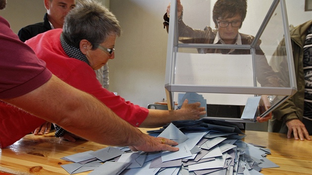 Volební komise ve městě Illkirch-Graffenstaden poblíž Štrasburku začíná se sčítáním hlasů. (6. května 2012)