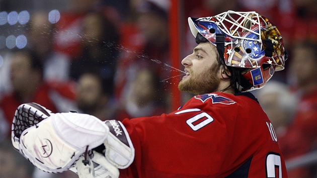 VODOTRYSK. Branká Washingtonu Braden Holtby si ulevuje po prohraném