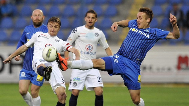 Josef �ural z Liberce zásáhl mí� o chvíli d�ív ne� Michal Kordula (vlevo) ze