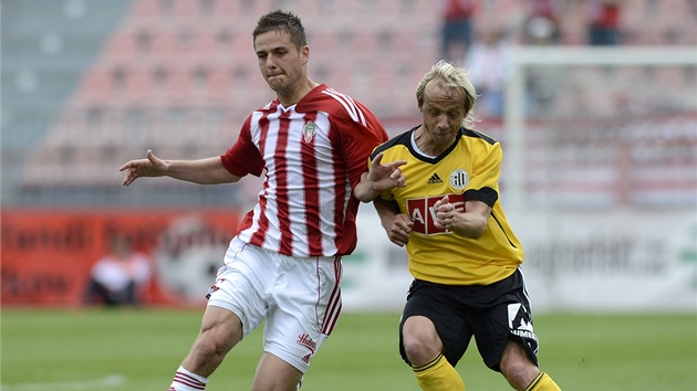 Rudolf Otepka z Budjovic se snaí odtlait robustnjího Antona Slobodu ze