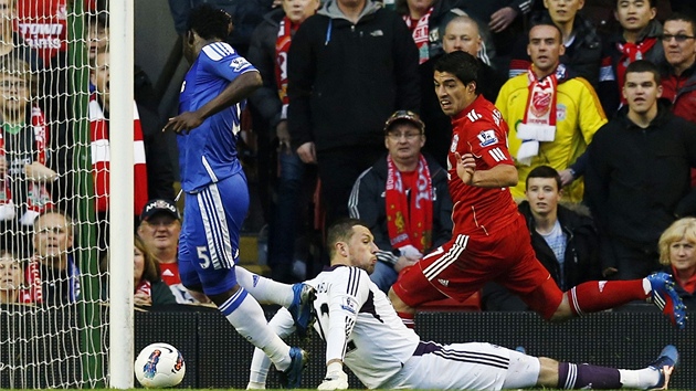 Luis Suarez (vpravo) z Liverpoolu sleduje, jak si  Michael Essien z Chelsea