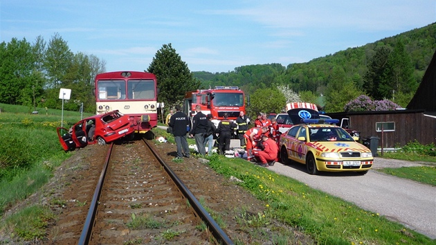 Motorový vlak peugeota z pejezdu odtlail. Ve vraku auta zahynula