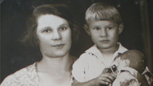 Helena Vovsová v roce 1930 s maminkou a panenkou "idovkou"