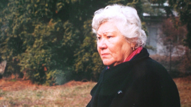 Helena Vovsová na míst� hrobu Klause Heydricha