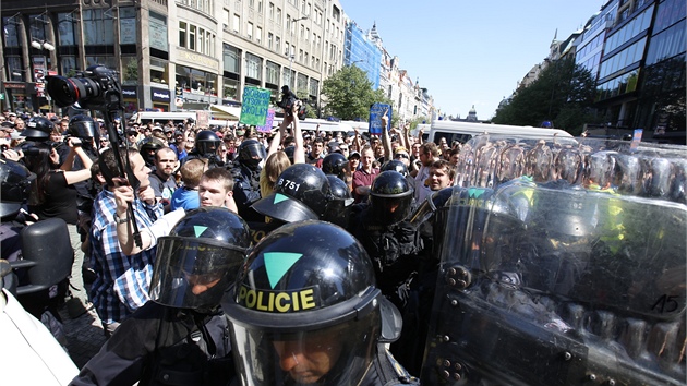 Zsah policie pi stetu anarchist a pznivc DSSS na Mstku. (1. kvtna 2012)