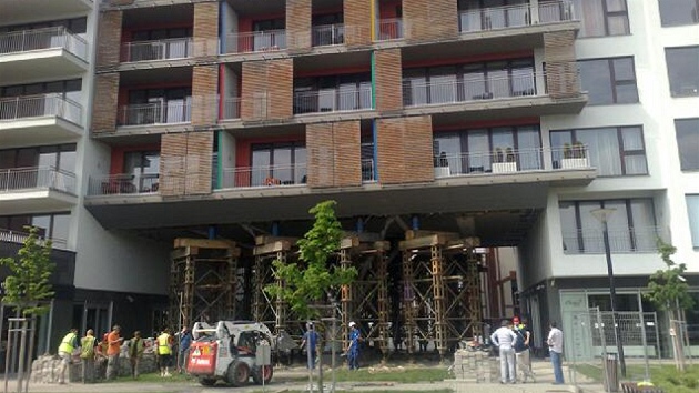 Podep�ená �ást novostavby Prague Marine v Hole�ovicích. (3. kv�tna 2012)