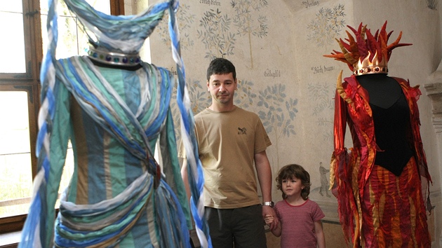 Výstava Zpátky do pohádky na hradě Roštejn nabízí šest desítek kostýmů, rekvizit a kulis z patnácti televizních pohádek. (2. květen 2012)