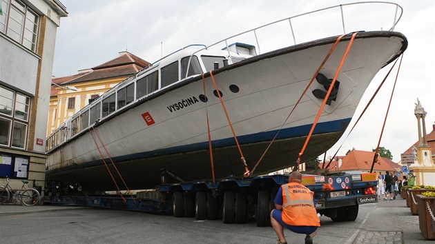 Transport lodi Vysoina z Daleické pehrady na Orlickou se v Jaromicích nad