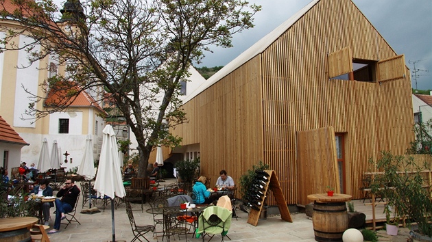 Caf Fara v Klentici zskalo cenu Grand Prixe za kombinaci historick stavby a modern dostavby.