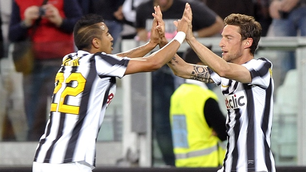 DEJ MI DESET. Claudio Marchisio, záloník Juventusu (vpravo) slaví svou trefu