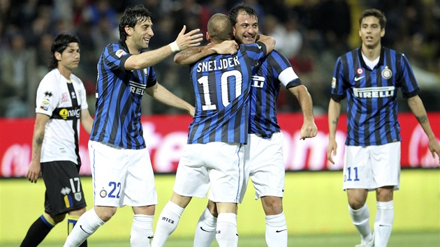 VÝBORN! Fotbalisté Interu Milán oslavují zásah nizozemského záloníka Wesleyho