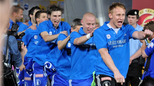 LOUÍCÍ SE KAPITÁN. Radim Kuera (v modrém) po sezon ukoní kariéru. S Olomoucí se tak rozlouil velkým triumfem.