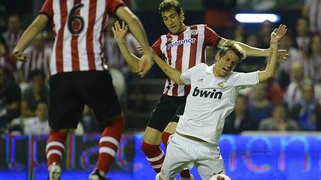 FAULOVANÝ Fabio Coentrao z Realu Madrid se kácí k zemi v utkání s Athletikem