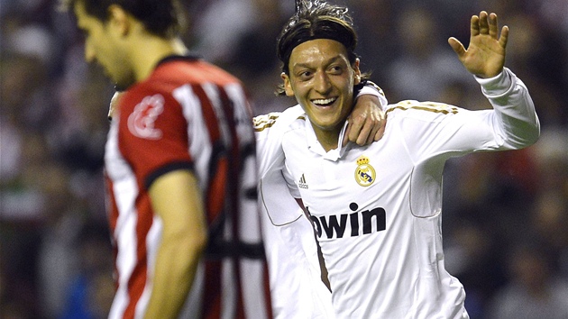 ZA ZÁDY. Vedle pokoeného obránce Athletiku Bilbao slaví Mesut Özil, nmecký