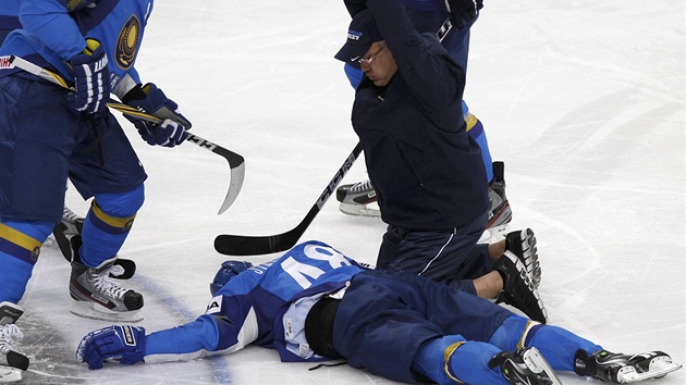 OMRÁČENÝ. Roman Starčenko z Kazachstánu bezvládně leží na ledě poté, co ho...