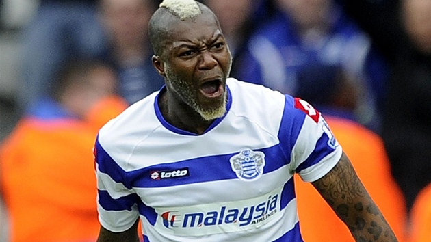 GÓL. Djibril Cissé, útoník Queens Park Rangers, oslavuje svoji gólovu trefu.