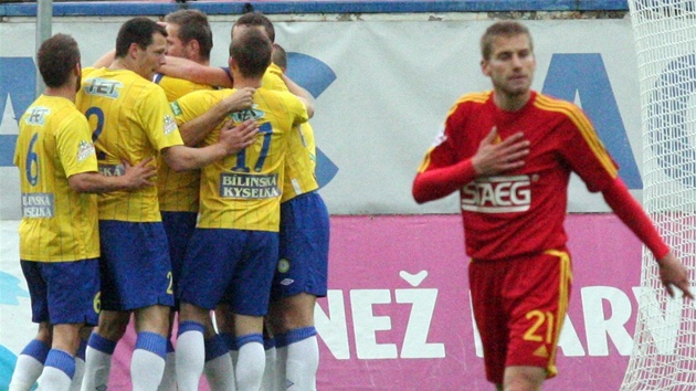 RADOST I SMUTEK. Tepli�tí fotbalisté se radují ze vst�eleného gólu, naopak Janu