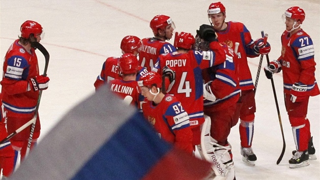 RUSKÁ RADOST. Hokejisté Ruska oslavují vítězství nad Norskem.