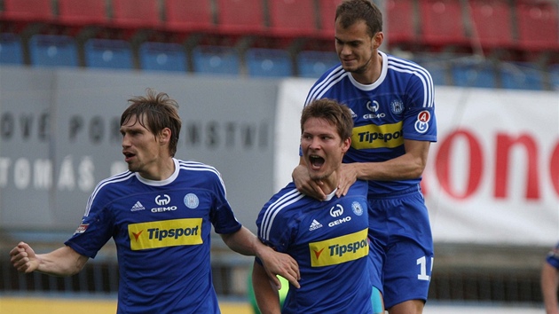 Fotbalisté Olomouce se radují ze vsteleného gólu