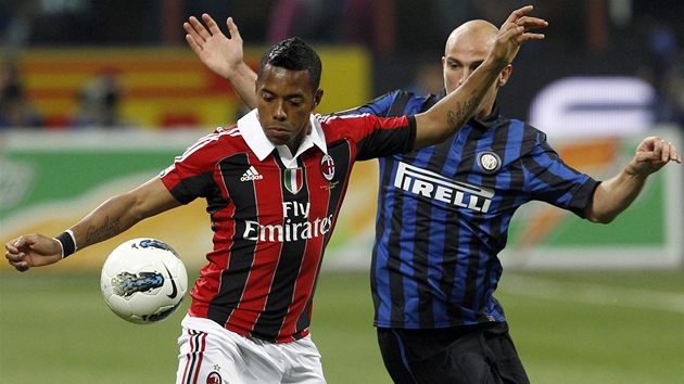 Robinho z AC Milán (vlevo) bojuje o míč s Estebanem Cambiassem z Interu.