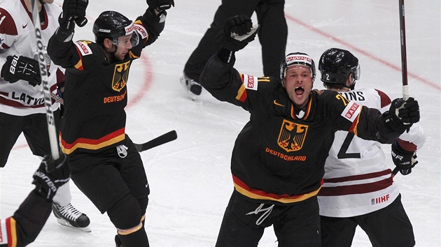 Němečtí hokejisté se radují ze vstřeleného gólu v zápase proti Lotyšsku.