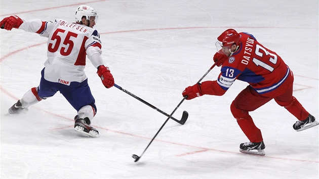 RUD KDLO. Rusk tonk Pavel Dacjuk, kter v NHL nastupuje za Detroit Red Wings, si obhazuje norskho kapitna Ole-Kristiana Tollefsena. 