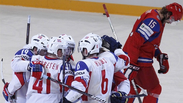 GÓLOVÝ RITUÁL. Hokejisté Norska slaví gól v duelu proti Rusku. 