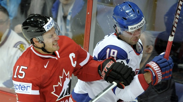 Kanadský kapitán Ryan Getzlaf bojuje ve v utkání proti Slovensku. 