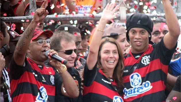 Ronaldinho se fanoukm Flamenga pedstavil s plnou pardou. Patrcia Amorimov byla samozejm u toho.