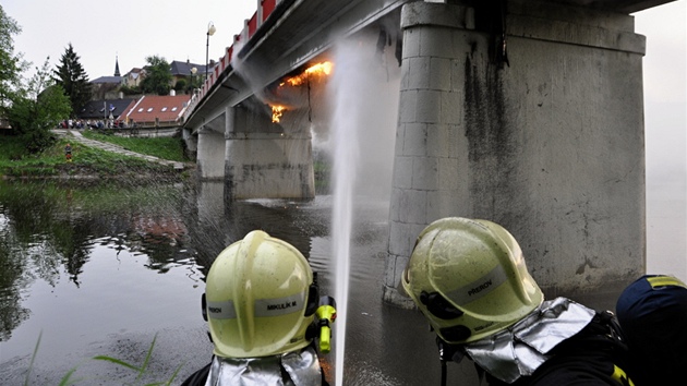 Hasii likvidovali rozsáhlý poár elektroinstalace na most pes eku Bevu v