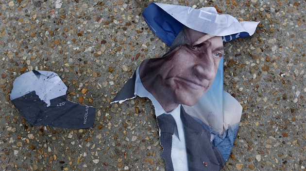 Kampa ped druhm kolem francouzskch prezidentskch voleb skonila v ptek o plnoci. Takto dopadl plakt s podobiznou Sarkozyho ve mst Tulle. (6. kvtna 2012)