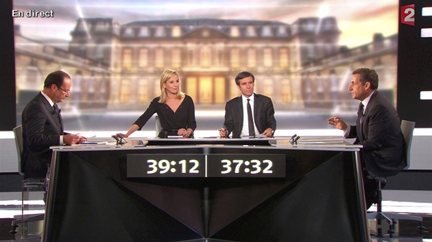 Francois Hollande (vlevo) a Nicolas Sarkozy během předvolební televizní debaty