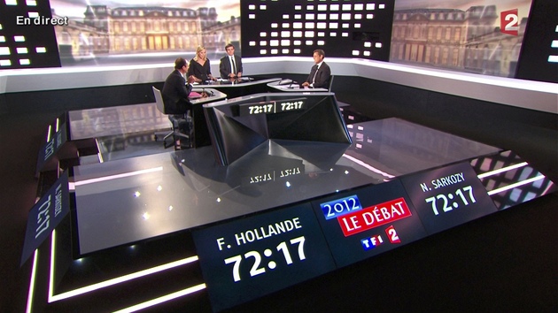 Francois Hollande (vlevo) a Nicolas Sarkozy během předvolební televizní debaty