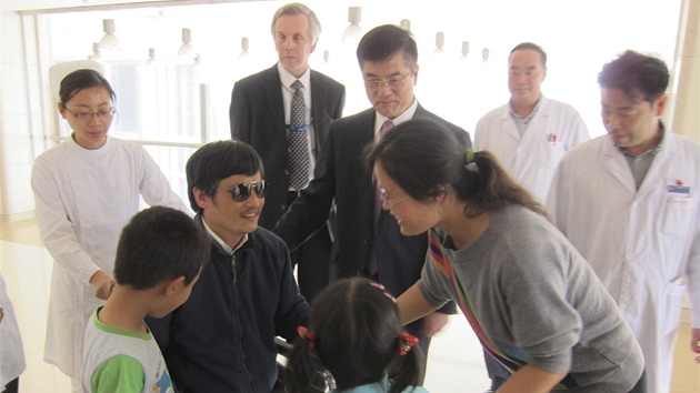 chen Kuang-cheng (na kolekovm kesle) pi setkn s manelkou a dtmi v nemocnici v Pekingu. Krom lka u nj stoj i americk velvyslanec v n Gary Locke (tet zprava) (2. kvtna 2012)