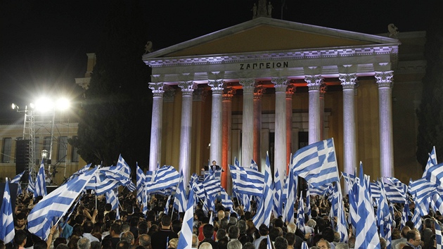 Píznivci konzervativní stedopravicové strany Nová demokracie mávají vlajkami