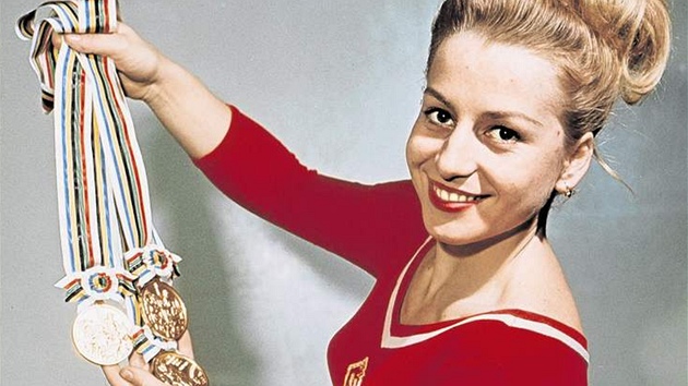 Vra slavsk se zlatmi medailemi z olympijskch her v Tokiu 1964.
