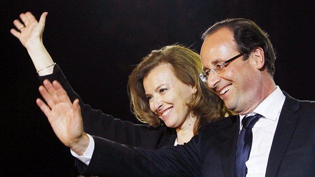 Francois Hollande s partnerkou Valeri Trierweilerovou pi oslav vtzstv ve francouzskch prezidentskch volbch (7. kvtna 2012)