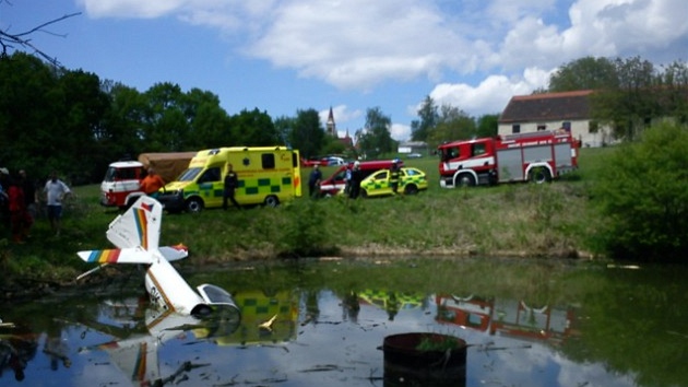 U Hosína na eskobudjovicku spadlo do rybníka malé letadlo.