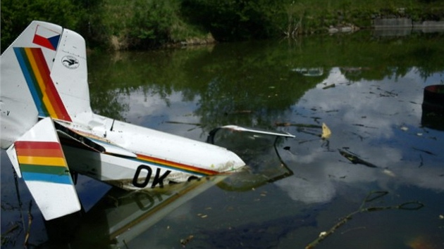 U Hosína na eskobudjovicku spadlo do rybníka letadlo. 