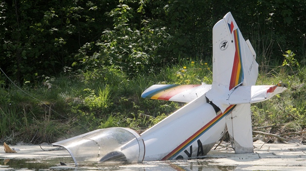 U Hosína na eskobudjovicku spadlo malé motorové letadlo do rybníka.