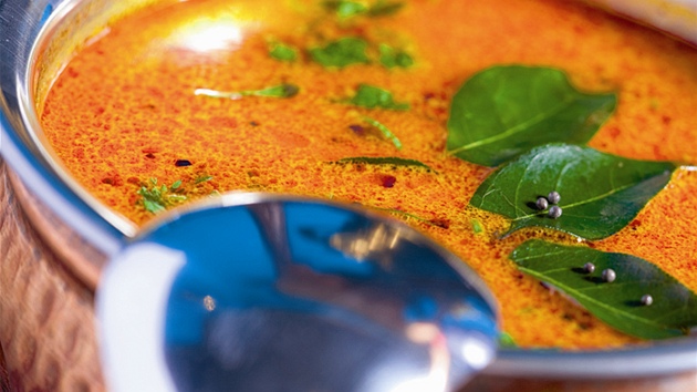 Indická rajatová polévka s koriandrem