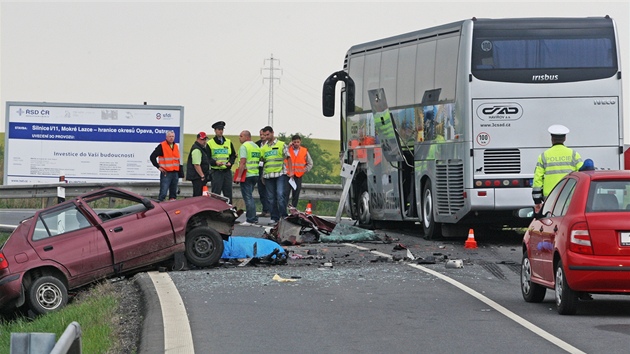 Nehoda autobusu a kody Felicia mezi Ostravou a Opavou. (4. kvtna 2012)