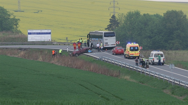 Nehoda autobusu a kody Felicia mezi Ostravou a Opavou. (4. kvtna 2012)