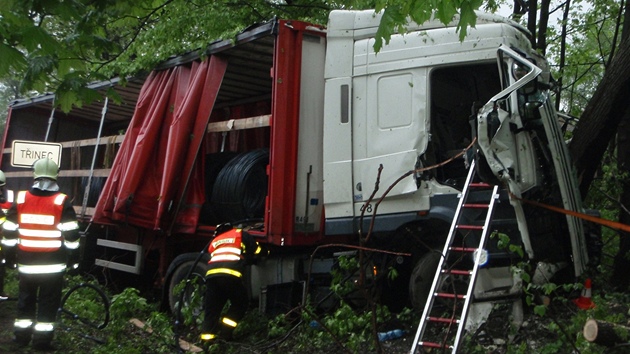 Nehoda polskho kamionu s tunovmi svitky drtu na okraji Tince. (