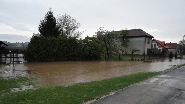 Dešťová voda a bahno z polí zaplavily Sovětice na Královéhradecku (3. května 2012)