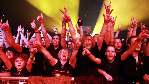 Fanou�ci p�ichystali dvouhodinovému koncertu pravou metalovou atmosféru. K ní...