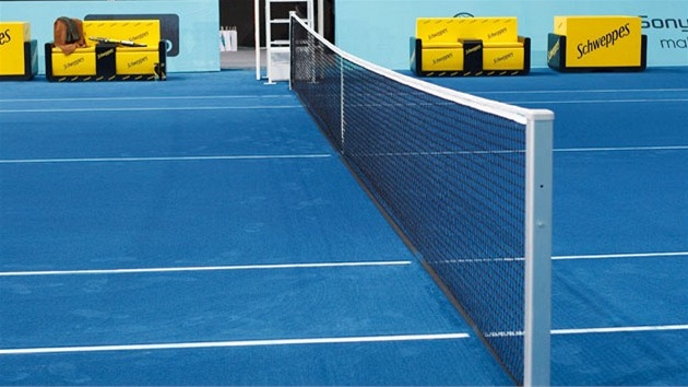 MODRÁ. Madridské tenisové kurty dostaly v letoním roce novou barvu.