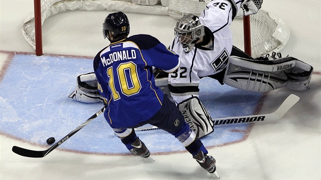 RADI JDI NA HAMBURGER. Andy McDonald ze St. Louis Blues se takhle marn snail