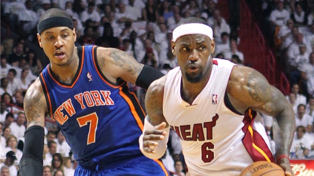 HVZDA BRN HVZDU. LeBron James z Miami (vpravo) hled cestu pod ko New Yorku Knicks. Pihl Carmelo Anthony.